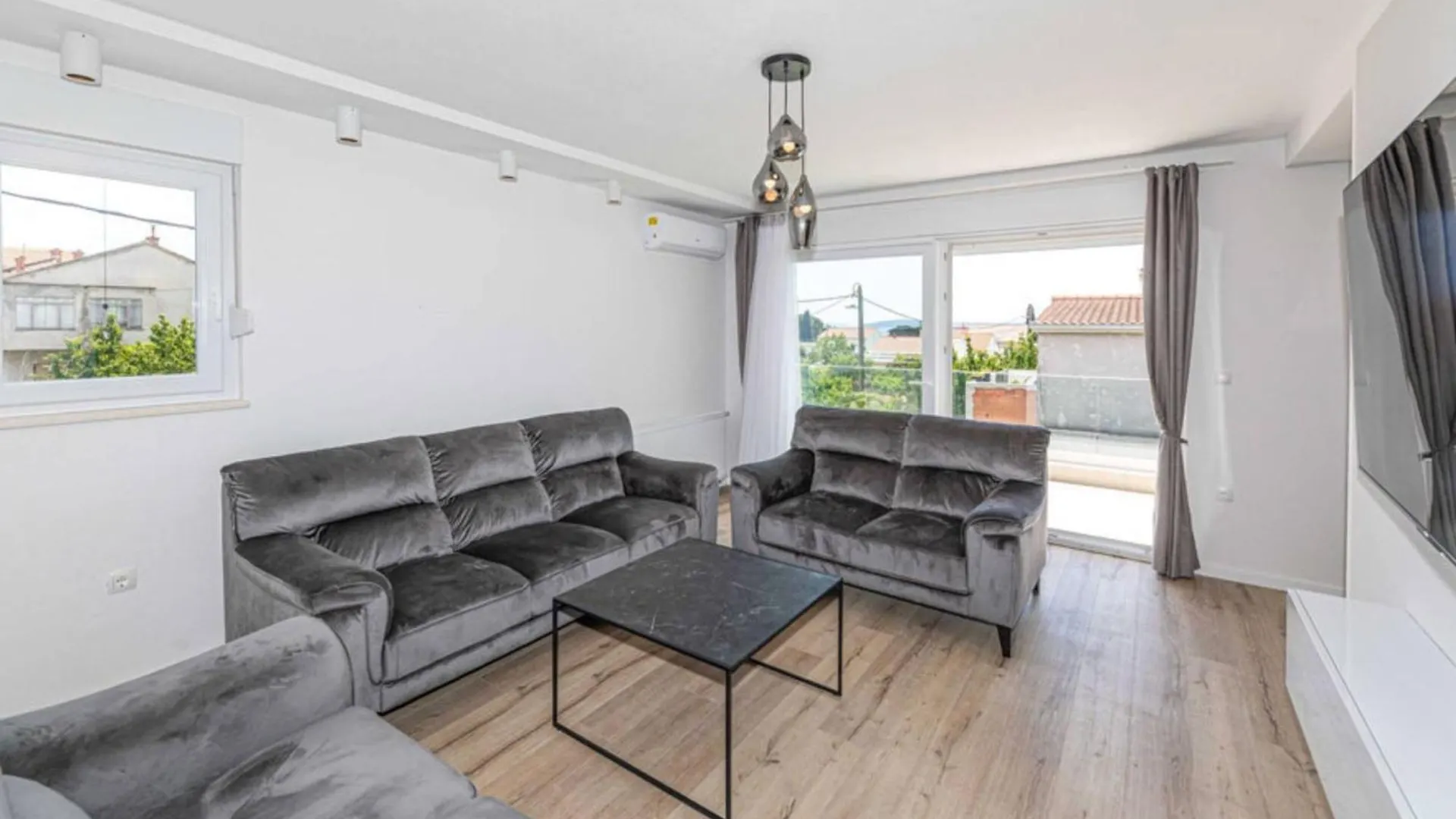 Expansive Retreat With Private Pool & Bbq, Near The Beach Kastela Villa